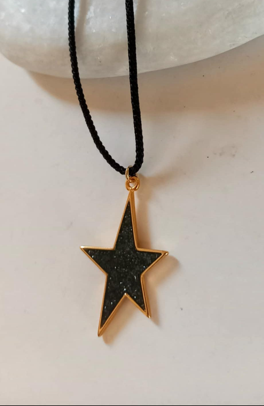 Κολιέ με κορδόνι και μοτίφ αστέρι με σμάλτο