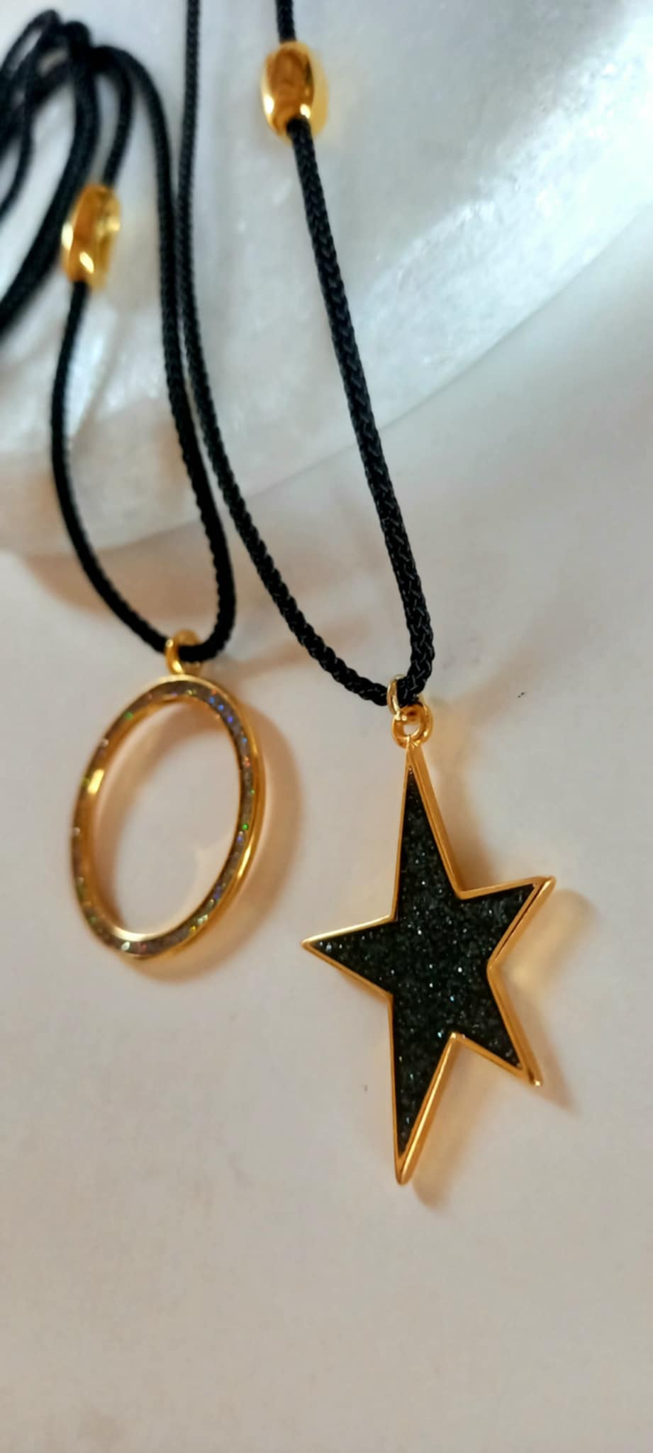 Κολιέ με κορδόνι και μοτίφ αστέρι με σμάλτο
