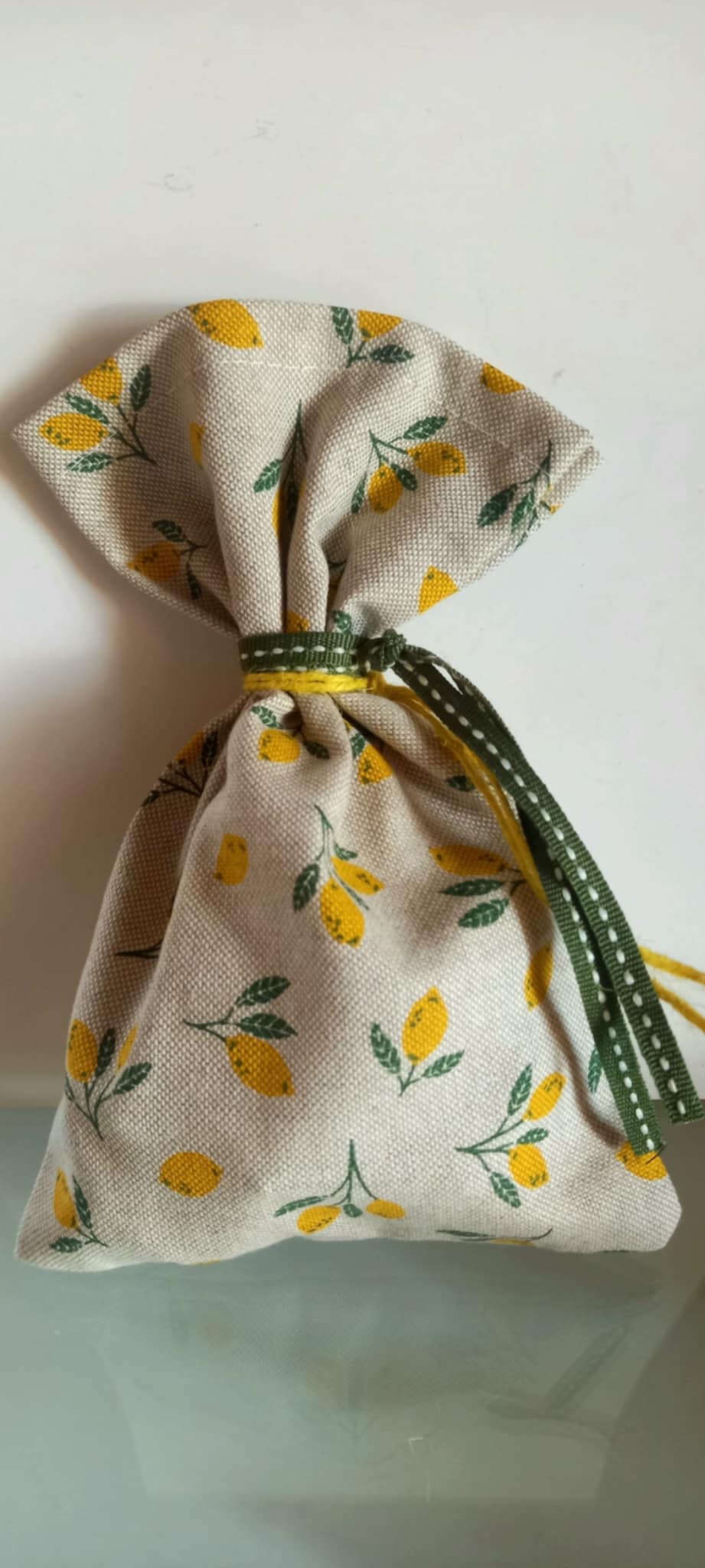 Μπομπονιέρα βάπτισης πουγκί με μοτίβο λεμόνια