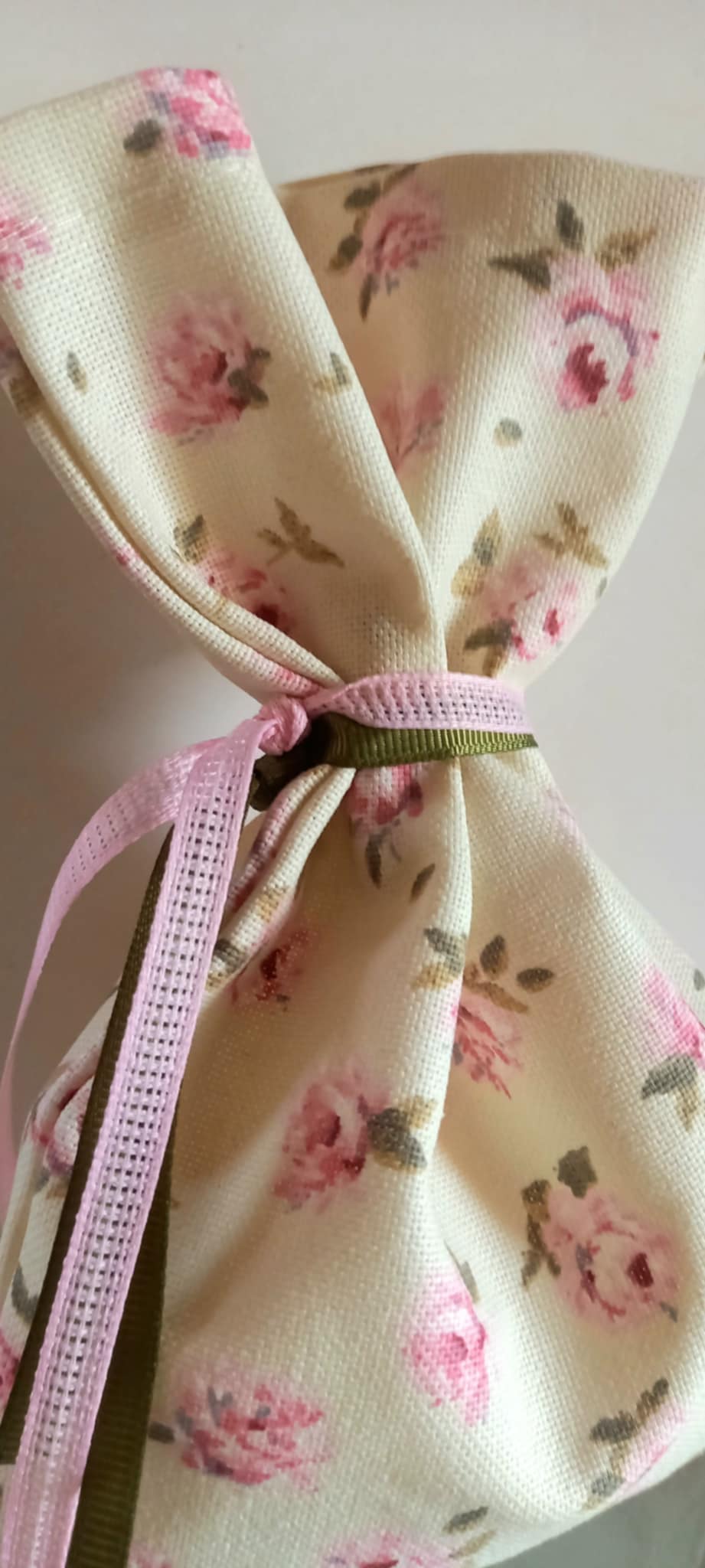 Μπομπονιέρα βάπτισης πουγκί με λουλουδάκι