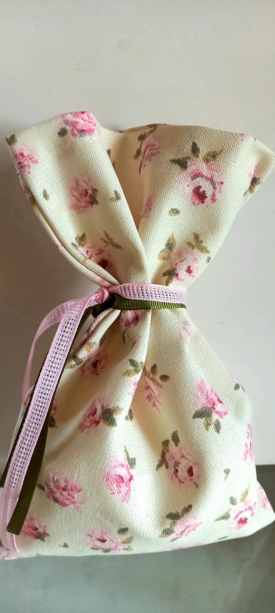 Μπομπονιέρα βάπτισης πουγκί με λουλουδάκι