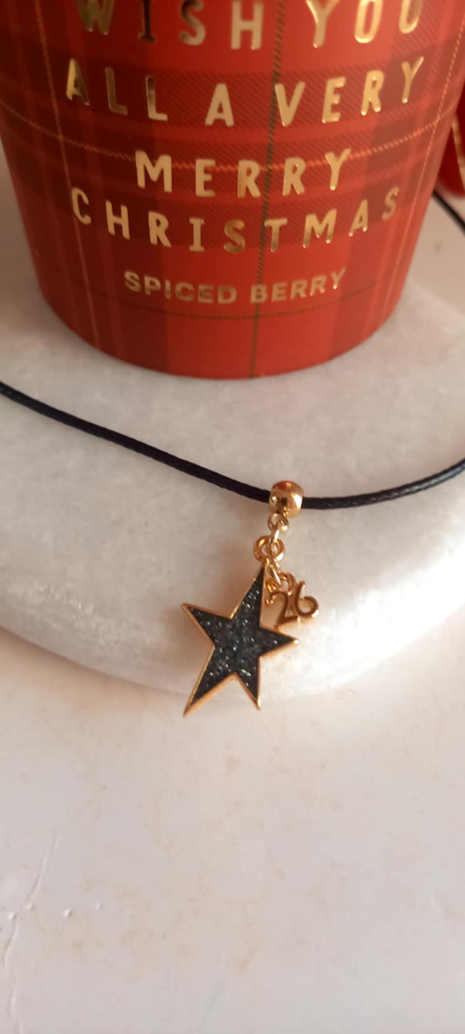 Κολιέ με κορδόνι και μοτίφ αστέρι