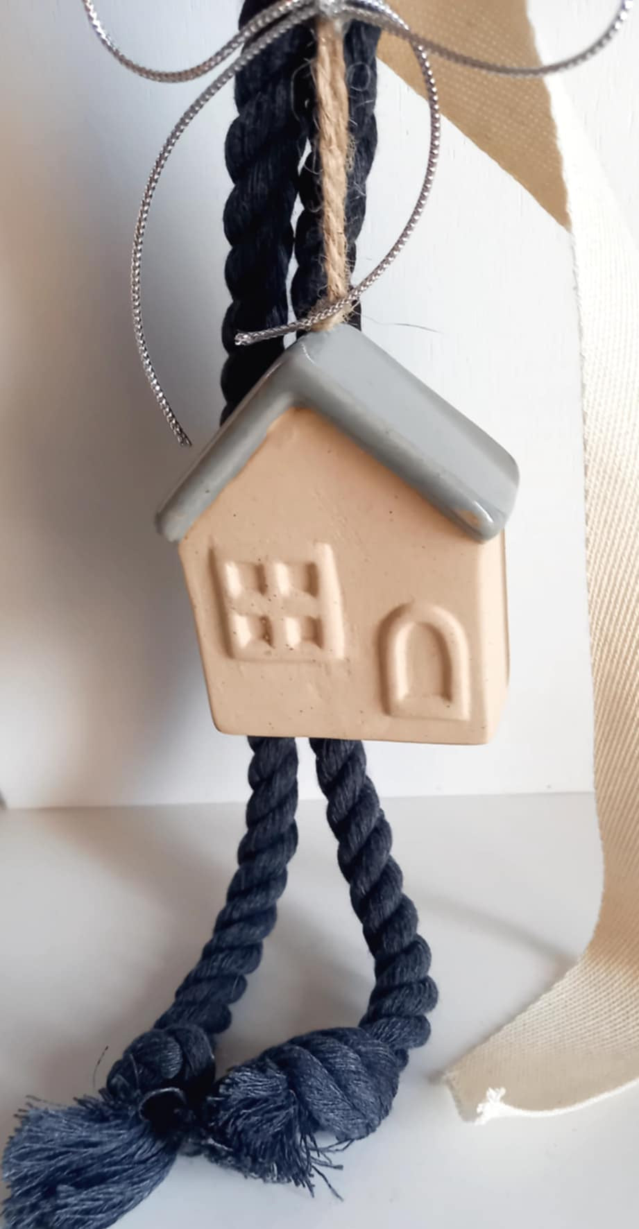 Γούρι 2026 κεραμικό σπιτάκι με σχοινί