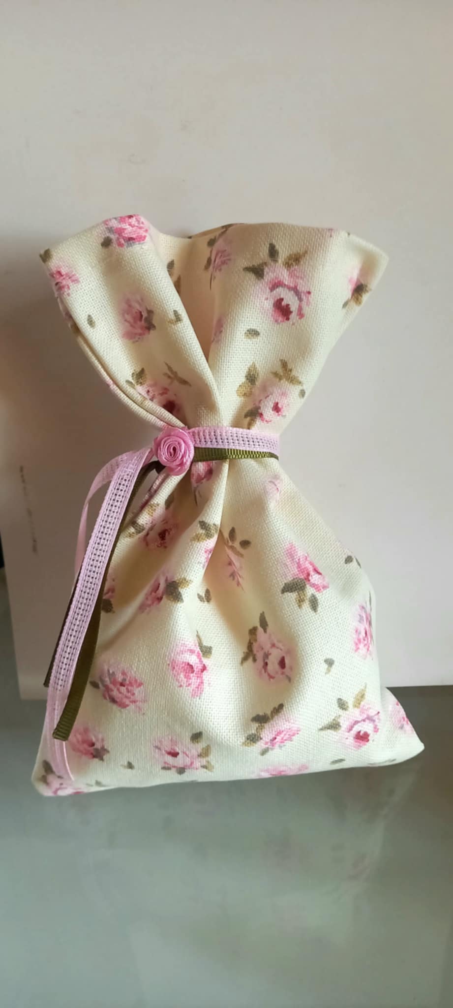 Μπομπονιέρα βάπτισης πουγκί με λουλουδάκι