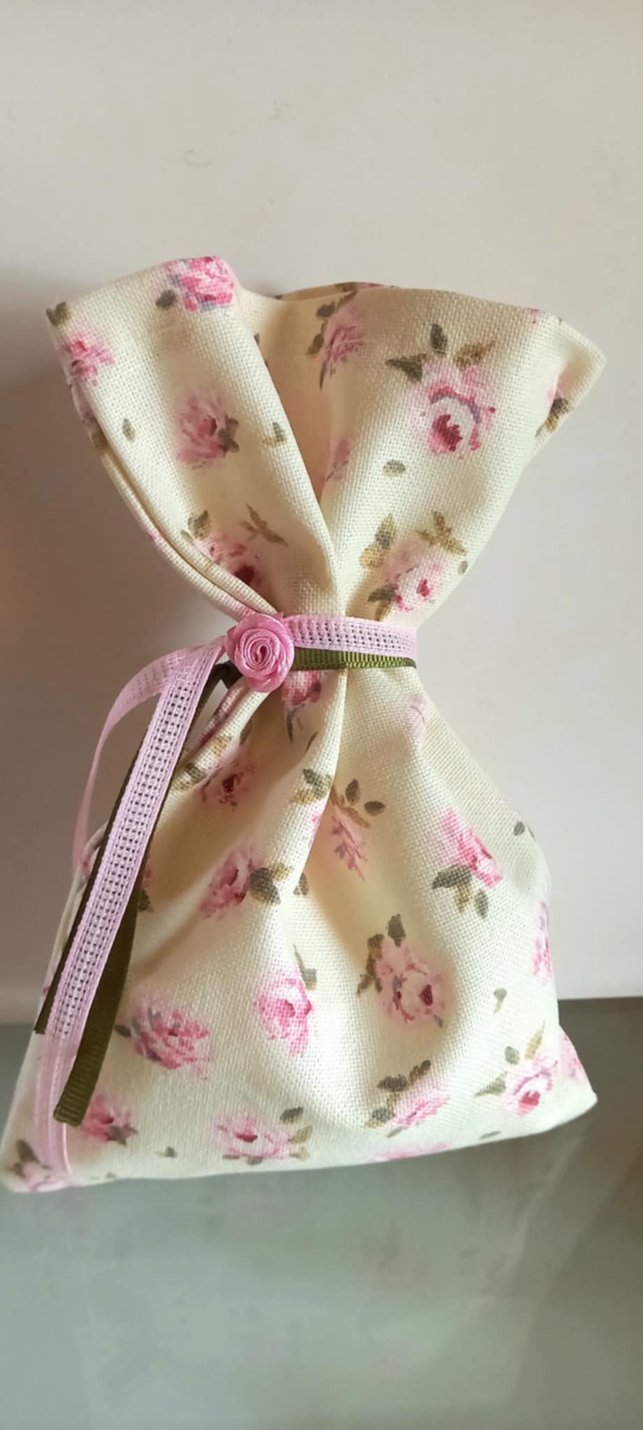 Μπομπονιέρα βάπτισης πουγκί με λουλουδάκι