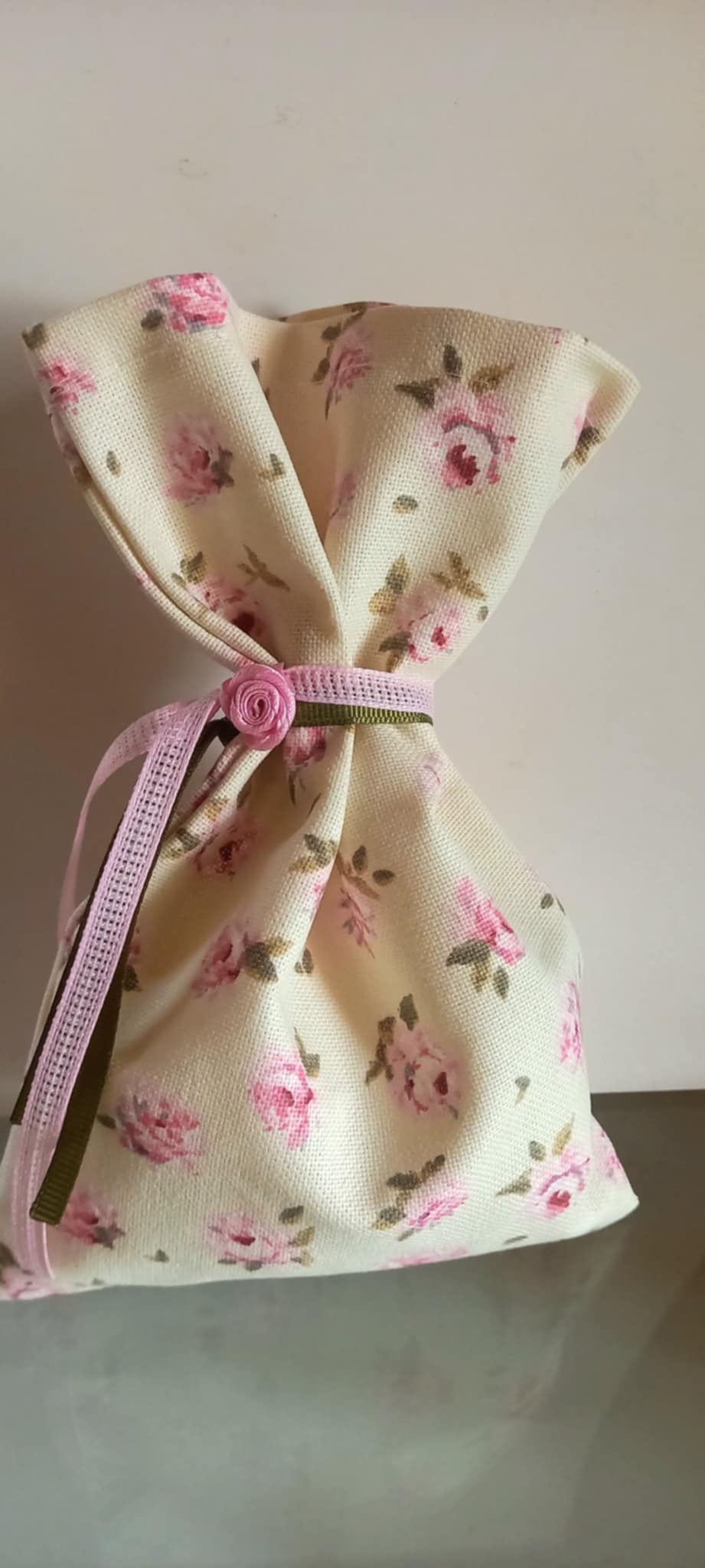 Μπομπονιέρα βάπτισης πουγκί με λουλουδάκι