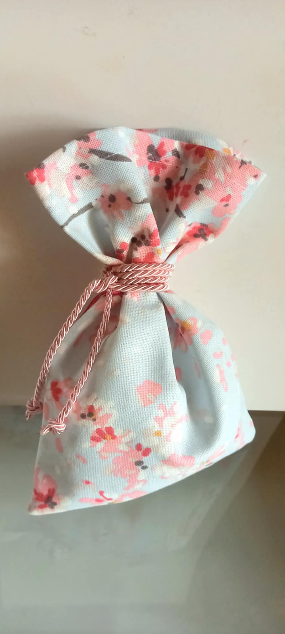 Μπομπονιέρα βάπτισης πουγκί με φλοράλ μοτίβο