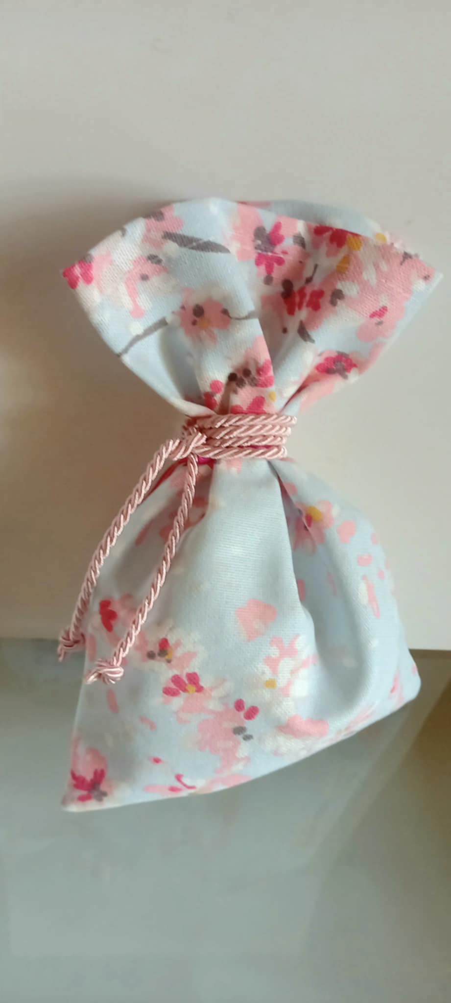 Μπομπονιέρα βάπτισης πουγκί με φλοράλ μοτίβο