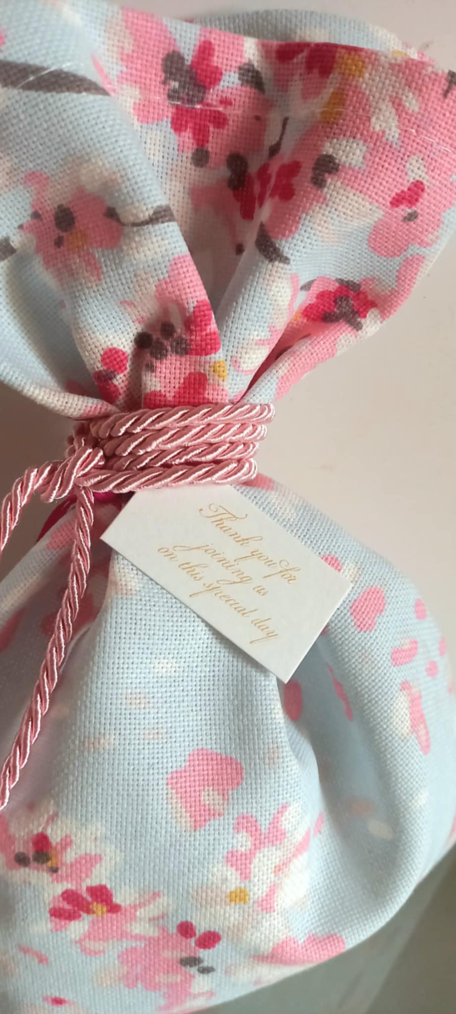 Μπομπονιέρα βάπτισης πουγκί με φλοράλ μοτίβο