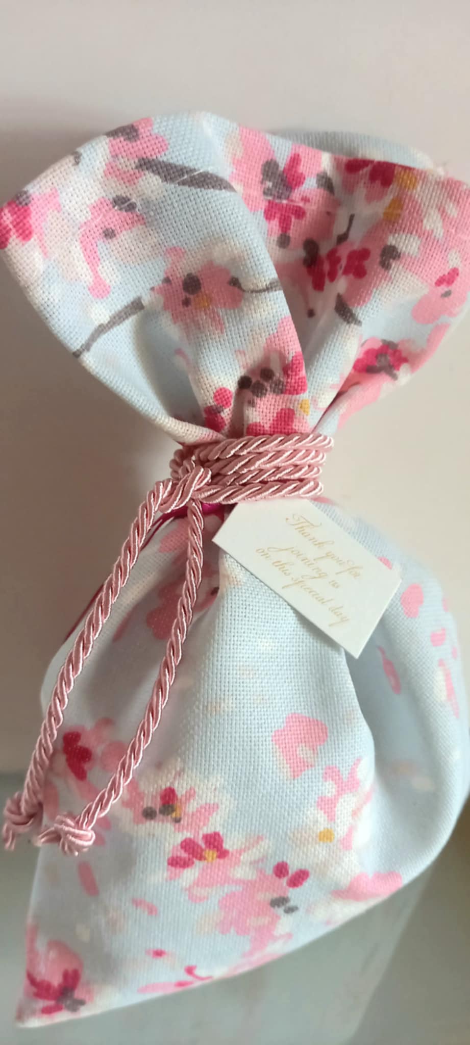 Μπομπονιέρα βάπτισης πουγκί με φλοράλ μοτίβο