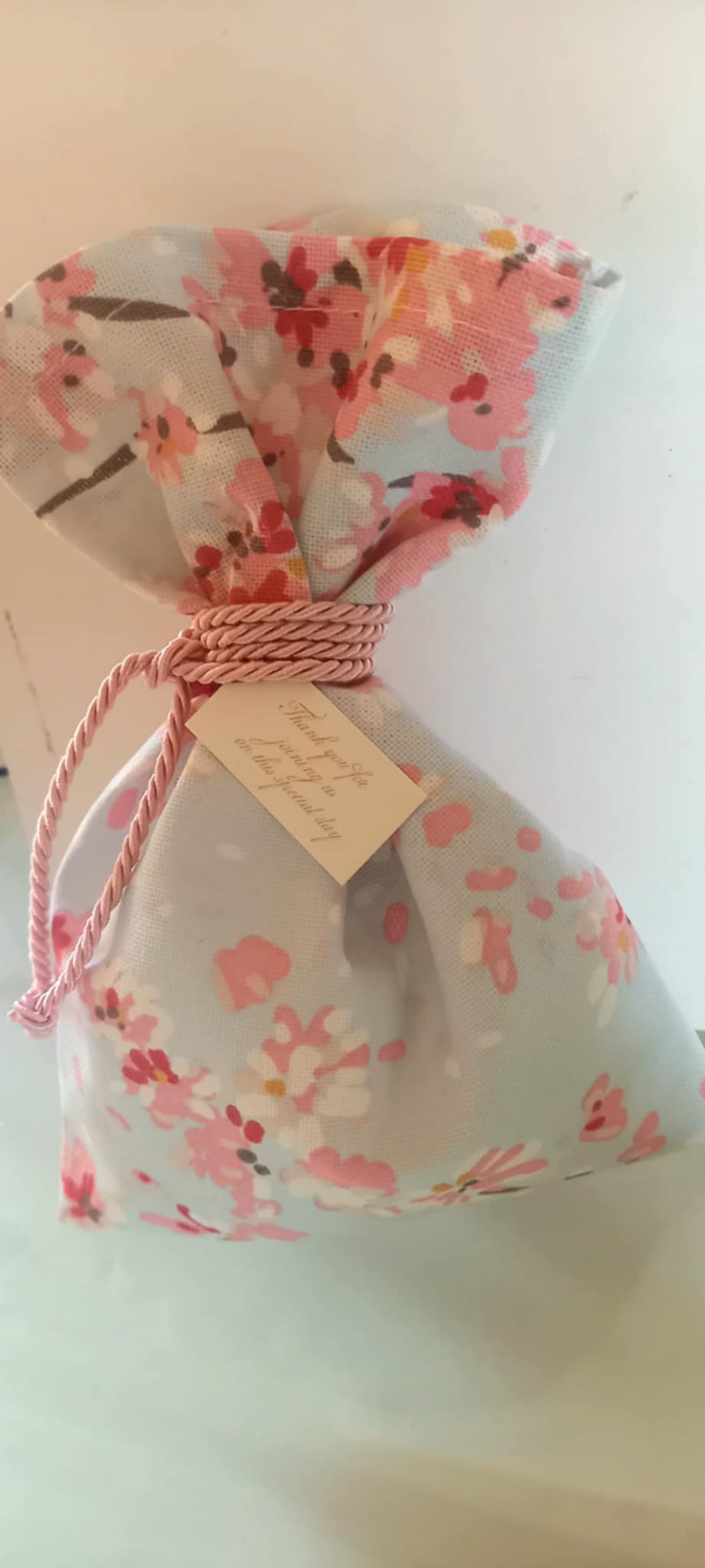 Μπομπονιέρα βάπτισης πουγκί με φλοράλ μοτίβο