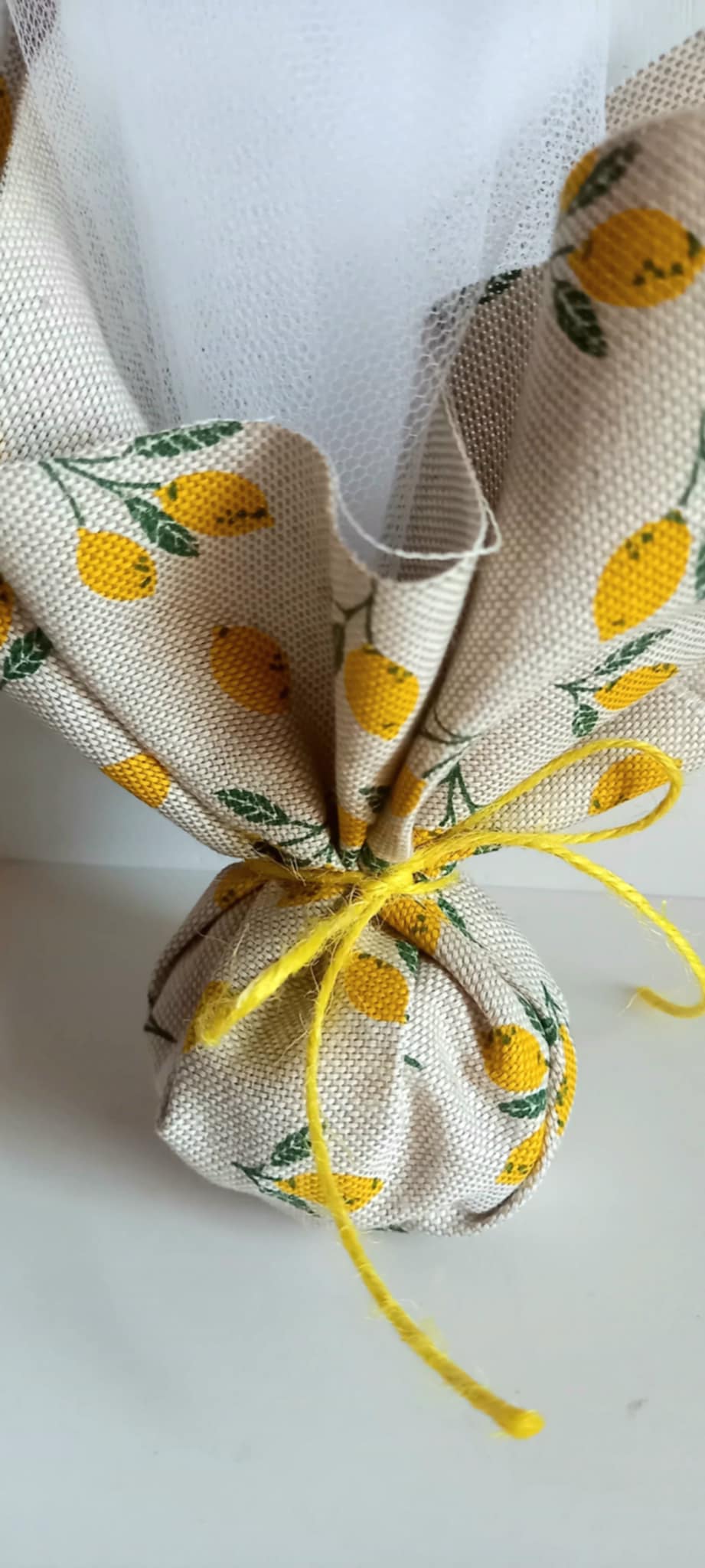 Μπομπονιέρα βάπτισης με θέμα λεμόνι