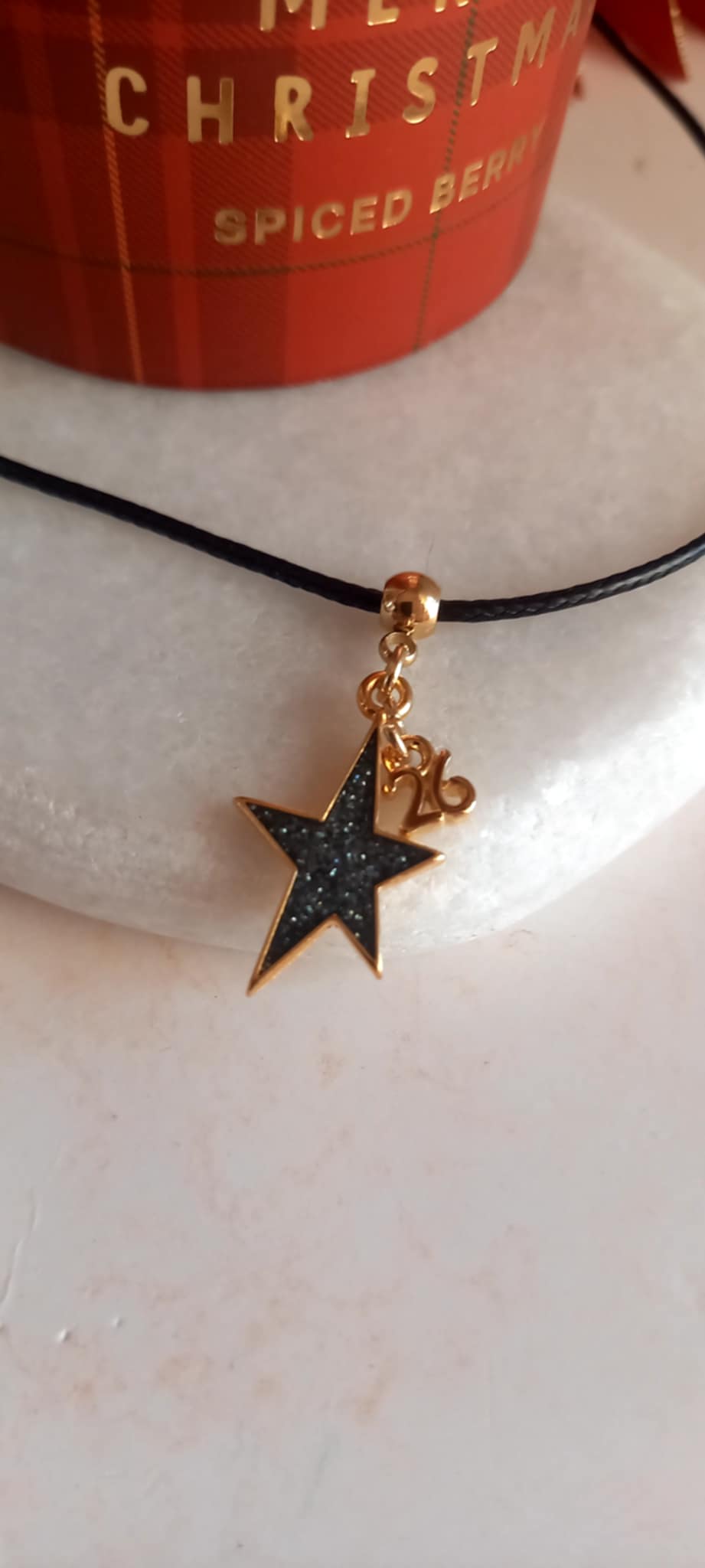 Κολιέ με κορδόνι και μοτίφ αστέρι