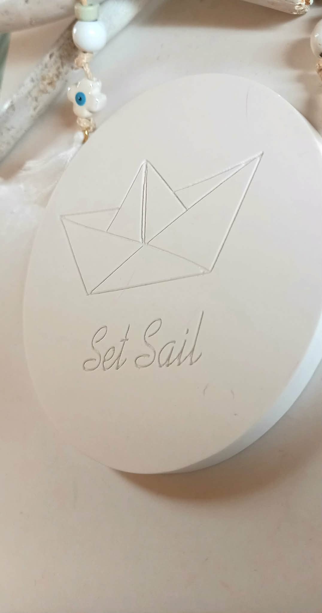 Μπομπονιέρα γάμου - βάπτισης σουβέρ με υφή πορσελάνης και χάραξη