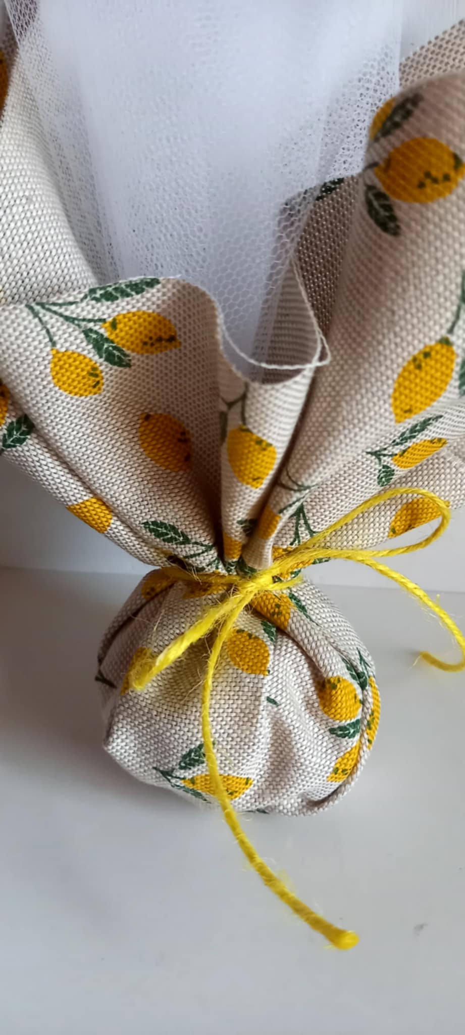 Μπομπονιέρα βάπτισης με θέμα λεμόνι