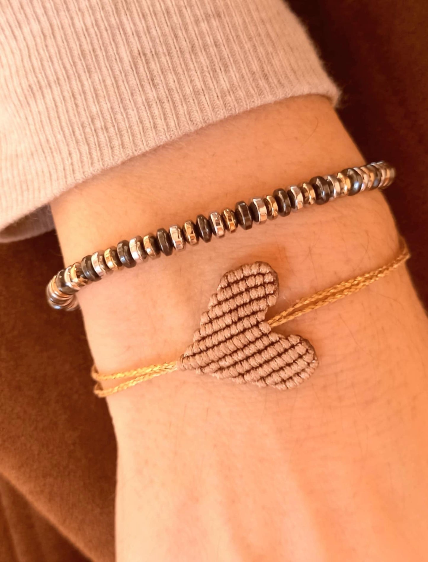 Βραχιόλι με καρδιά μακραμέ