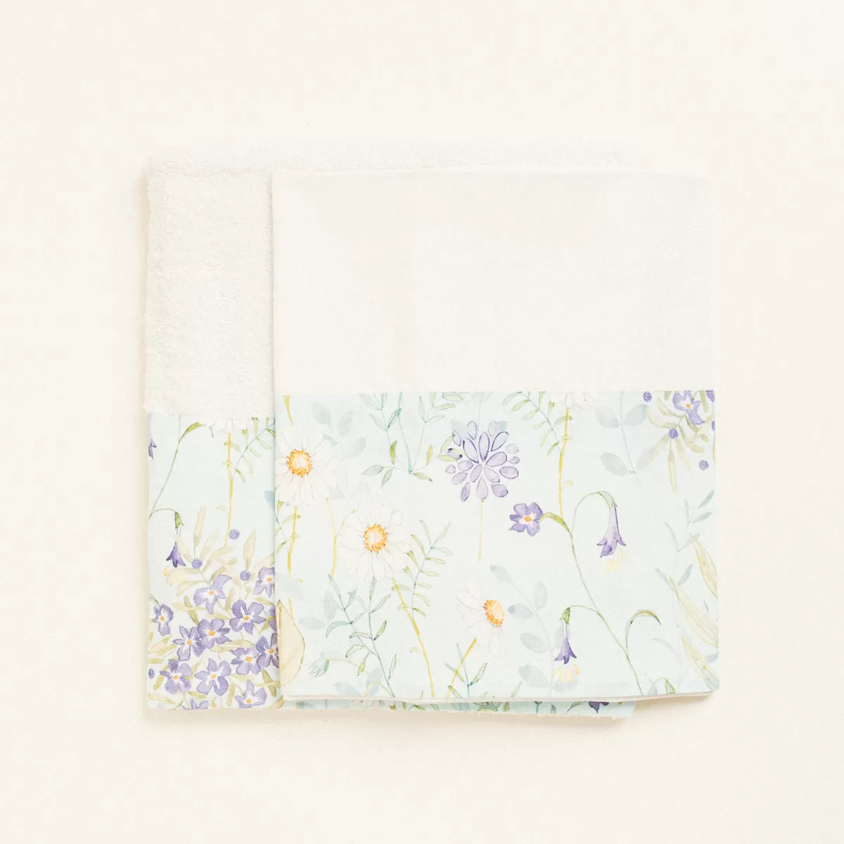 Σετ βάπτισης με λουλούδια σε βεραμάν φόντο