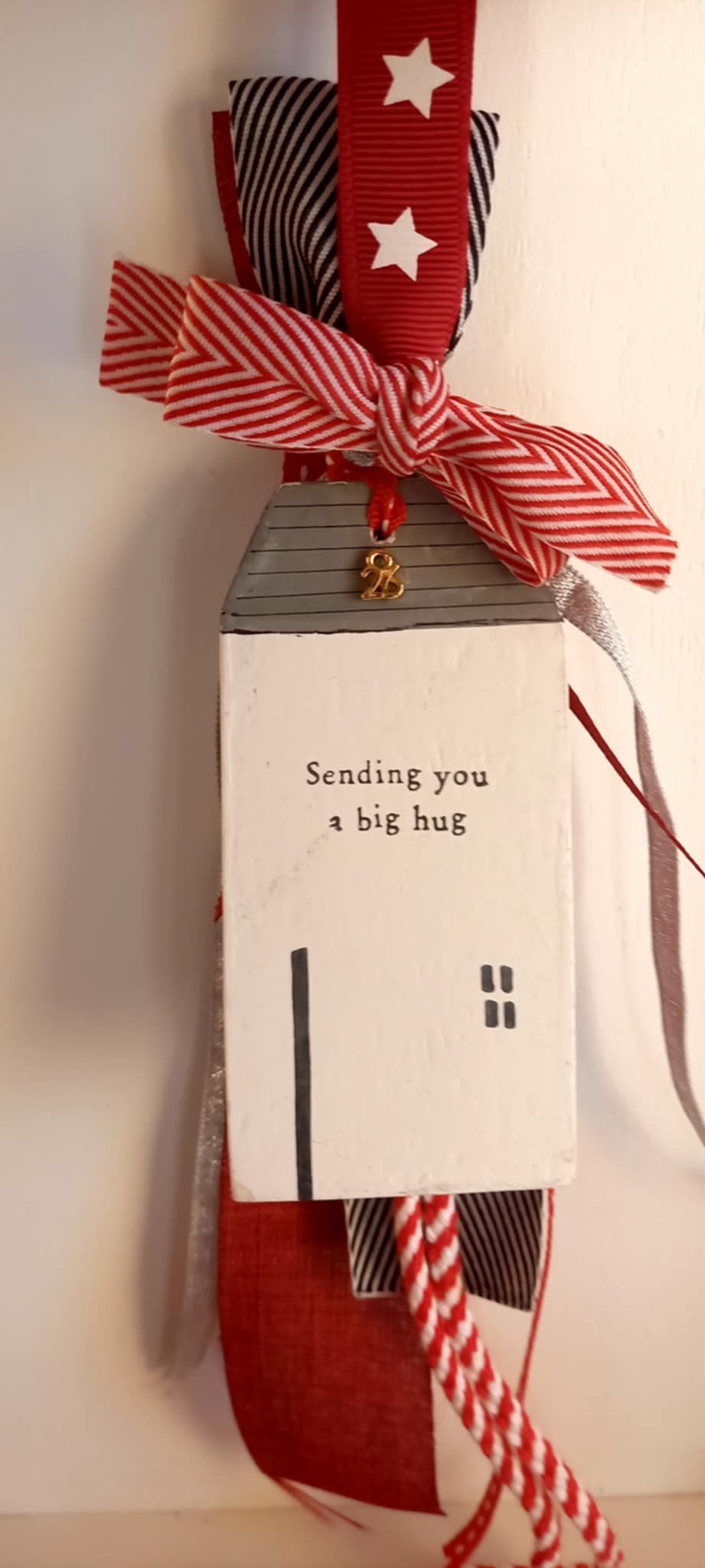 Κρεμαστό γούρι με ξύλινο σπιτάκι