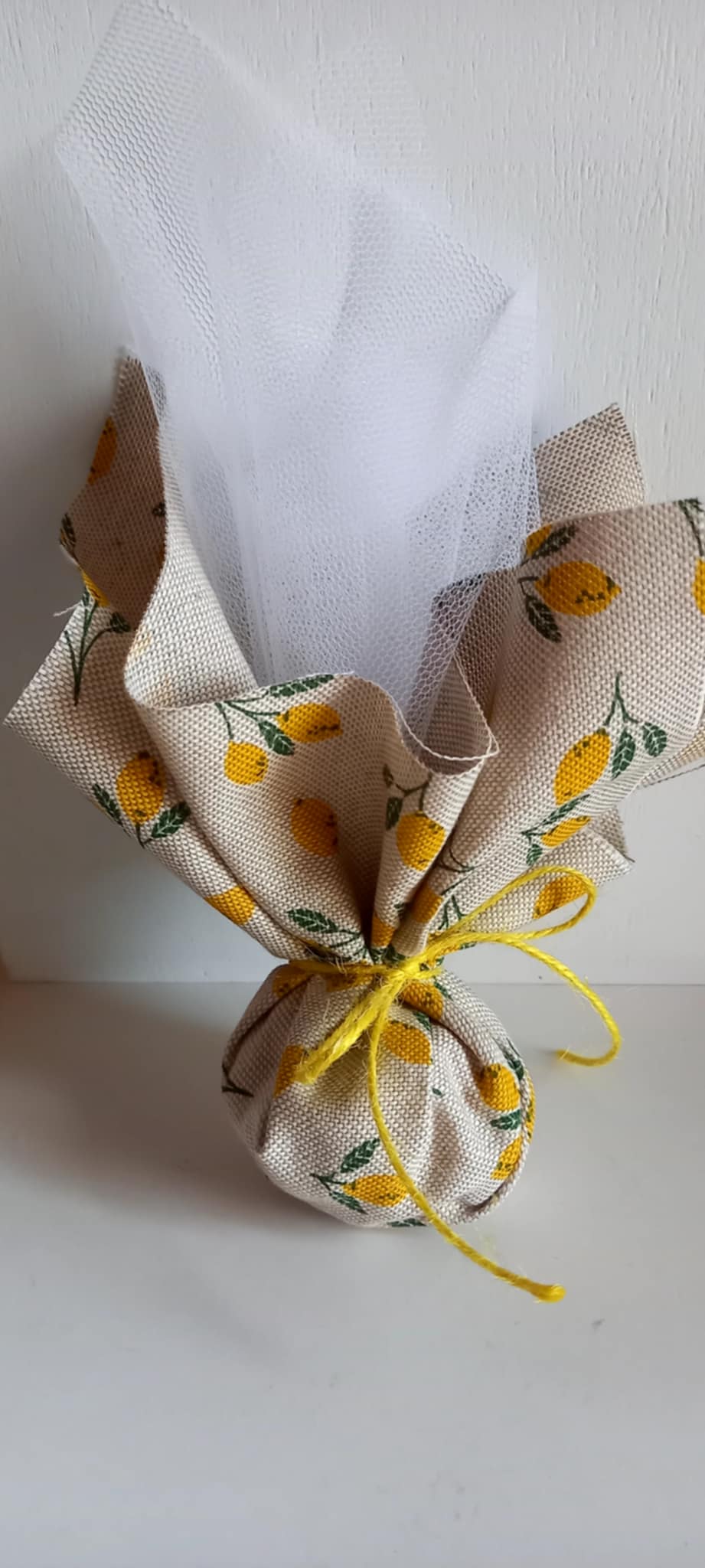 Μπομπονιέρα βάπτισης με θέμα λεμόνι