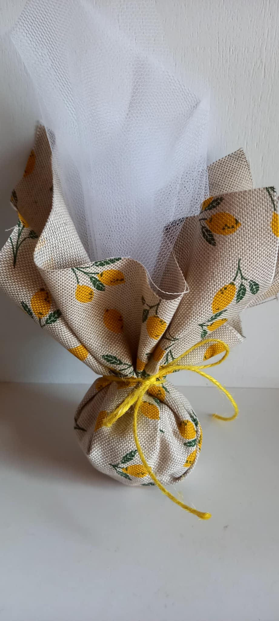 Μπομπονιέρα βάπτισης με θέμα λεμόνι