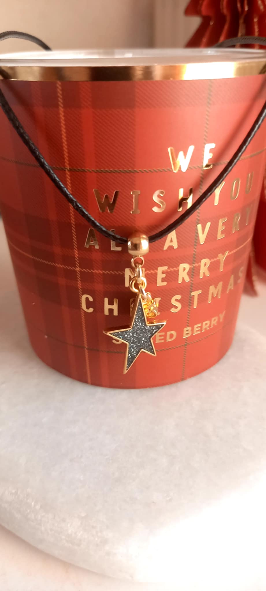 Κολιέ με κορδόνι και μοτίφ αστέρι