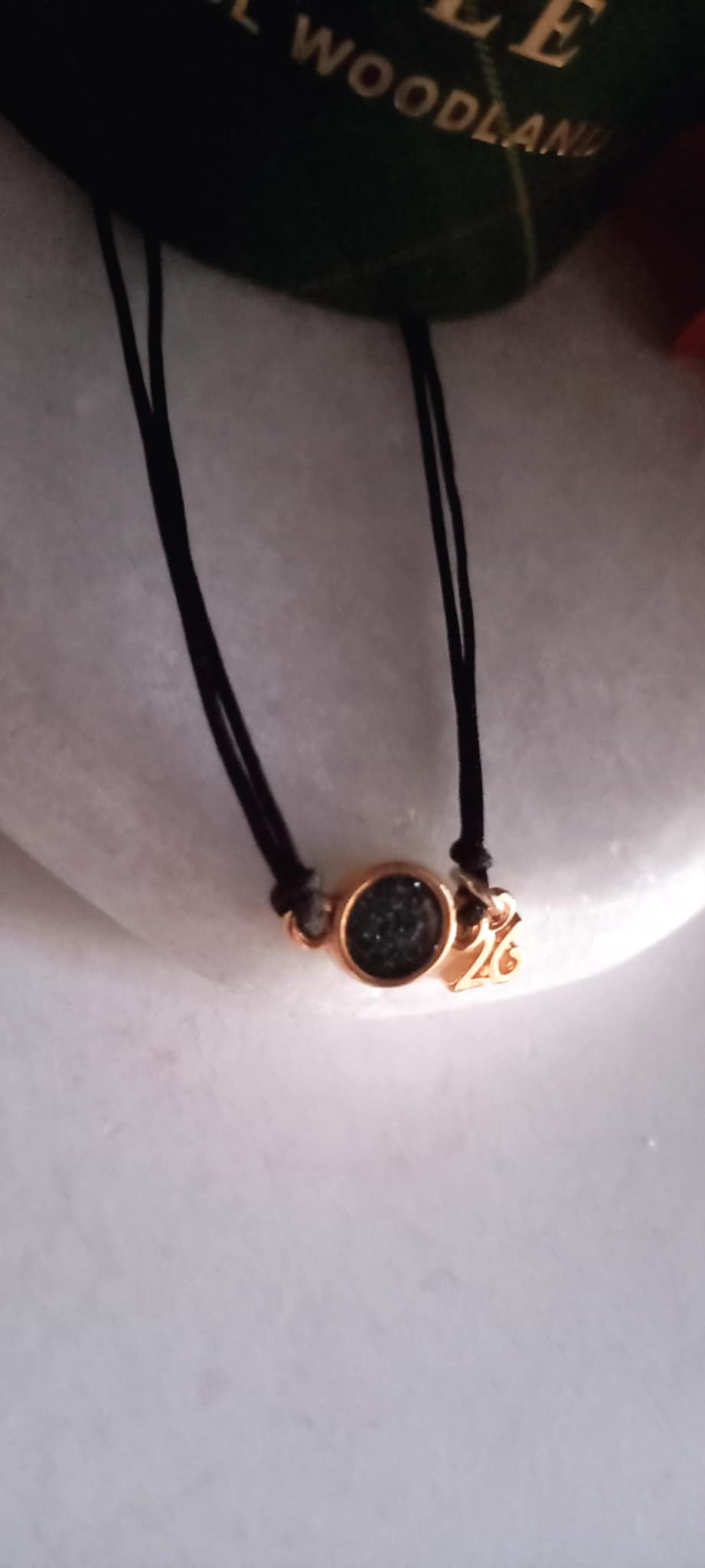 Βραχιόλι - γούρι 2026 με λαμπερό μοτίφ