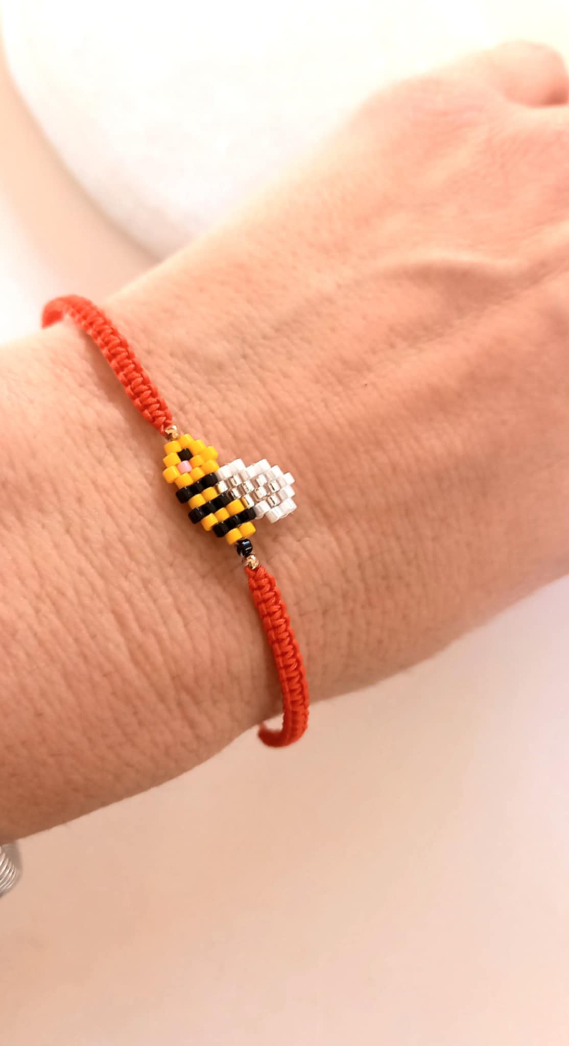 Βραχιόλι μαρτάκι με μοτίφ μελισσούλα