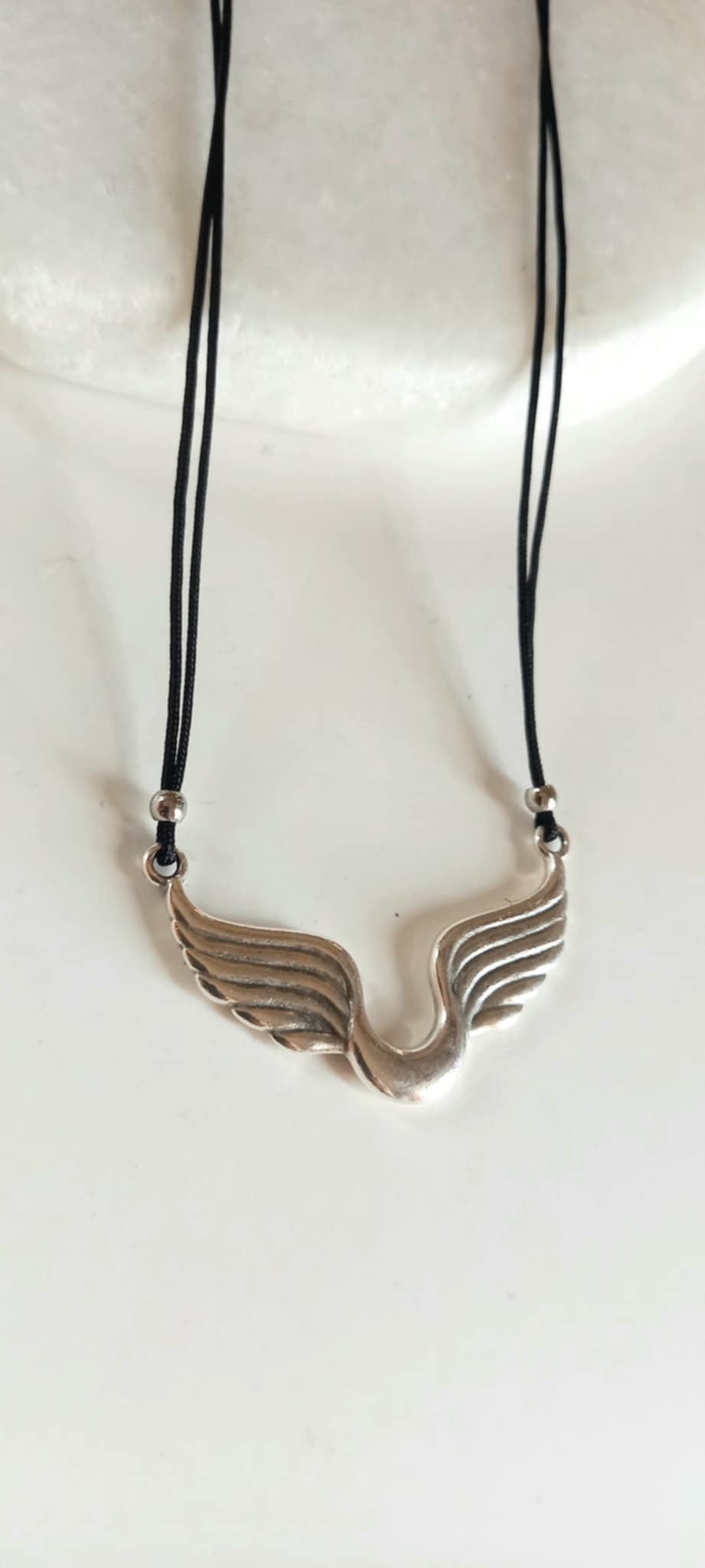 Κολιέ με κορδόνι και μοτίφ φτερά αγγέλου