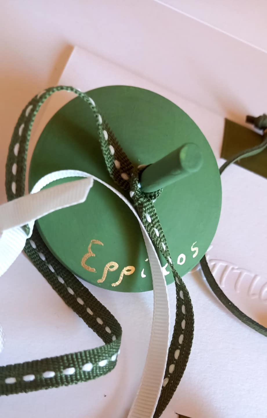 Μπομπονιέρα βάπτισης ξύλινη σβούρα με όνομα