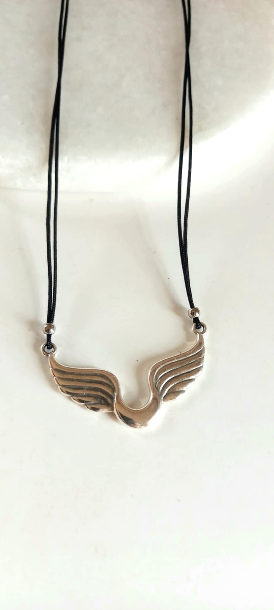 Κολιέ με κορδόνι και μοτίφ φτερά αγγέλου