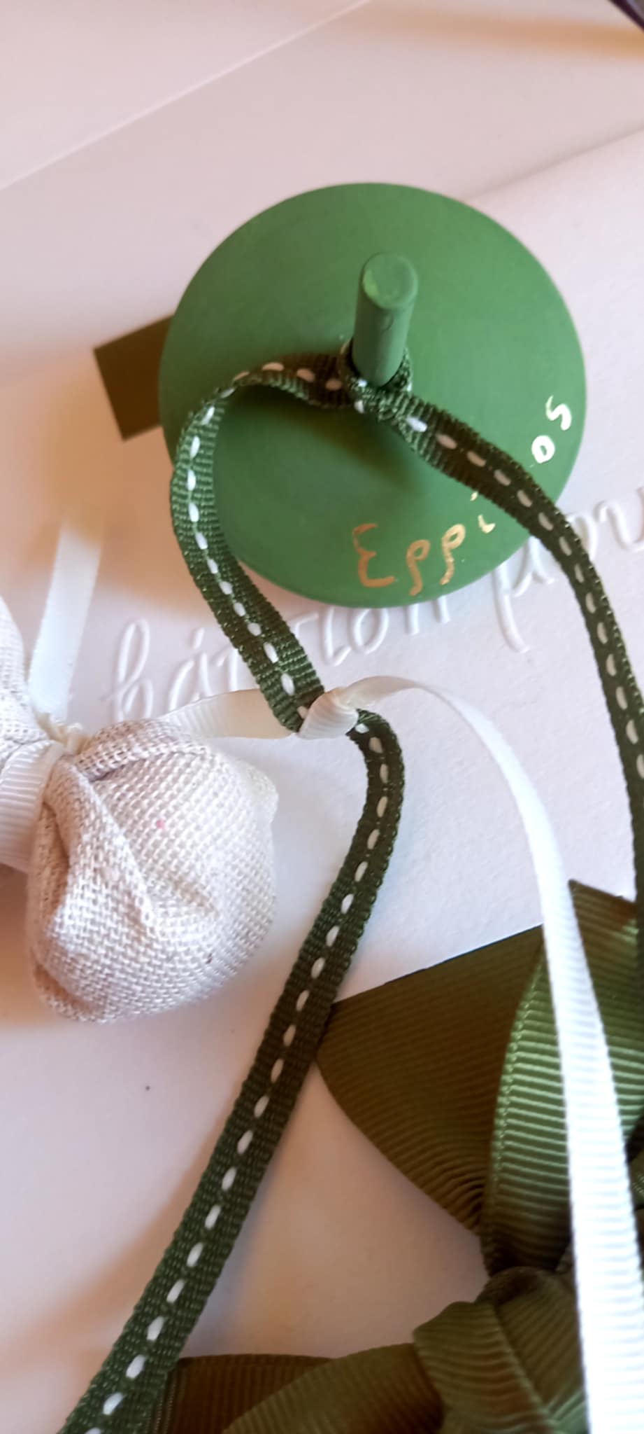 Μπομπονιέρα βάπτισης ξύλινη σβούρα με όνομα