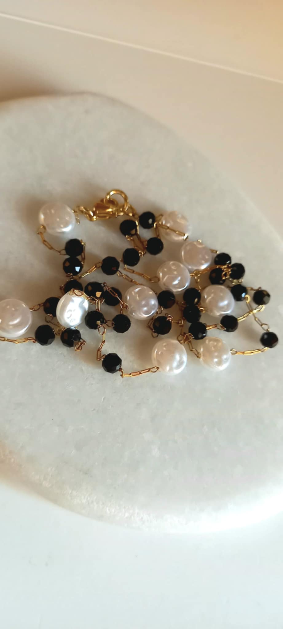 Κολιέ - ροζάριο σε λευκό και μαύρο