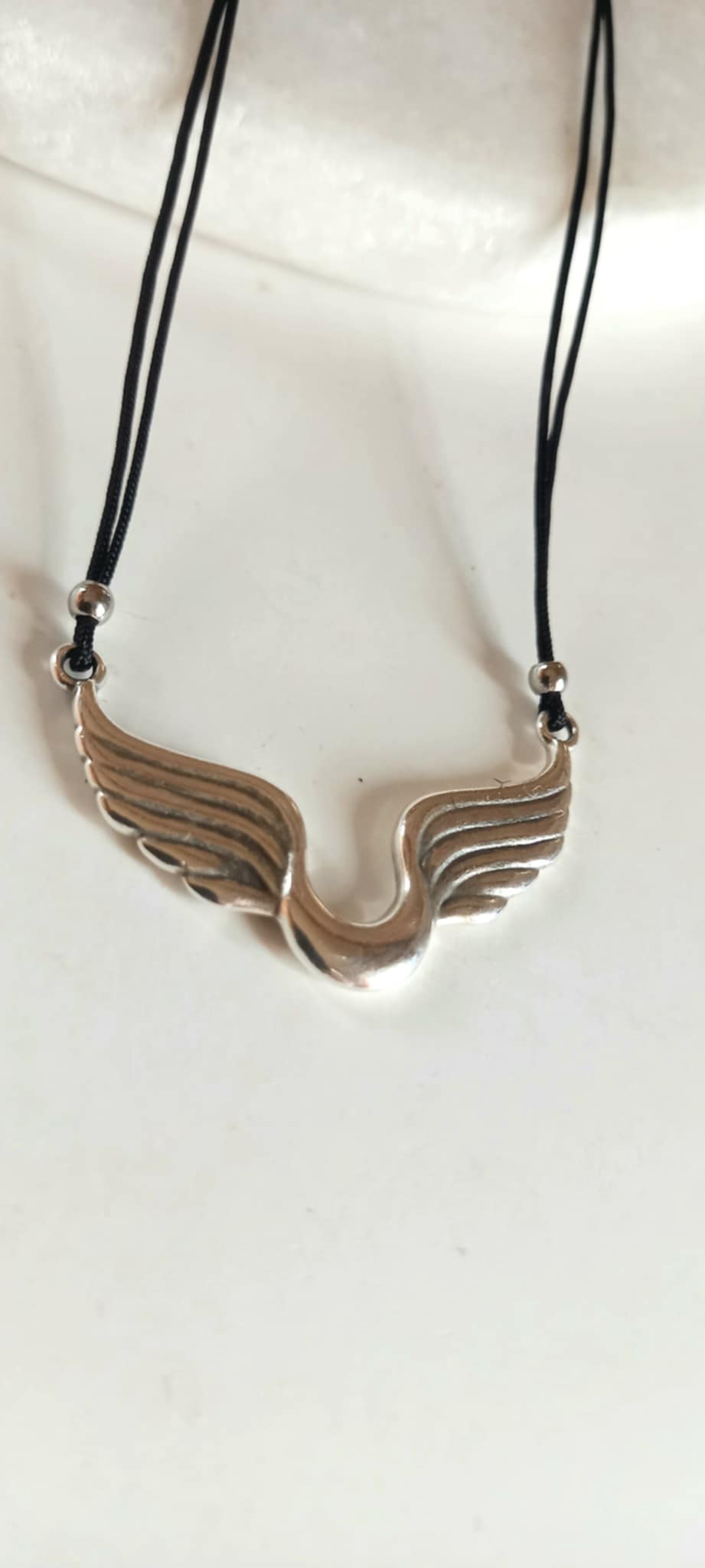 Κολιέ με κορδόνι και μοτίφ φτερά αγγέλου