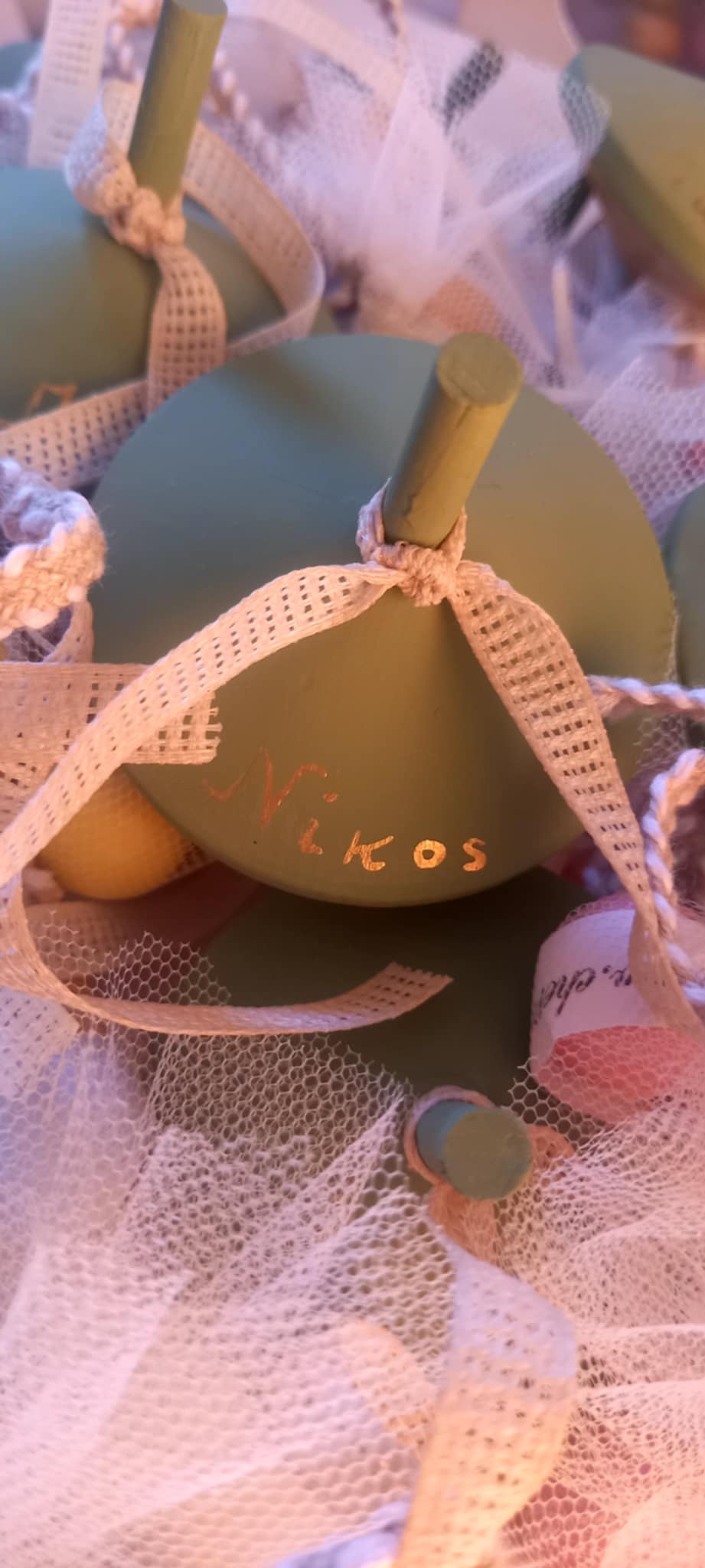 Μπομπονιέρα βάπτισης σβούρα με όνομα