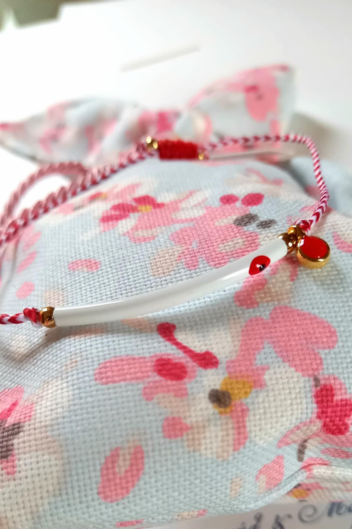 Βραχιόλι μαρτάκι με μπάρα και επιχρυσωμένο στοιχείο