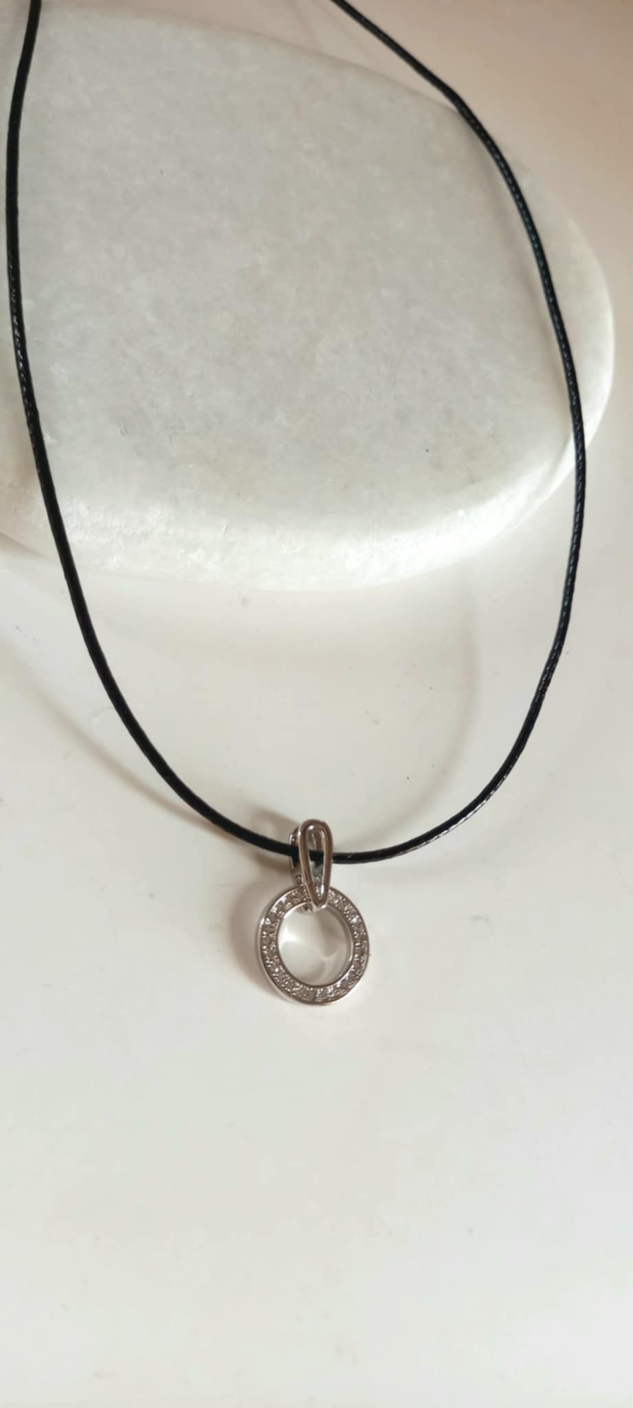 Κολιέ με κορδόνι και μοτίφ με ζιργκόν