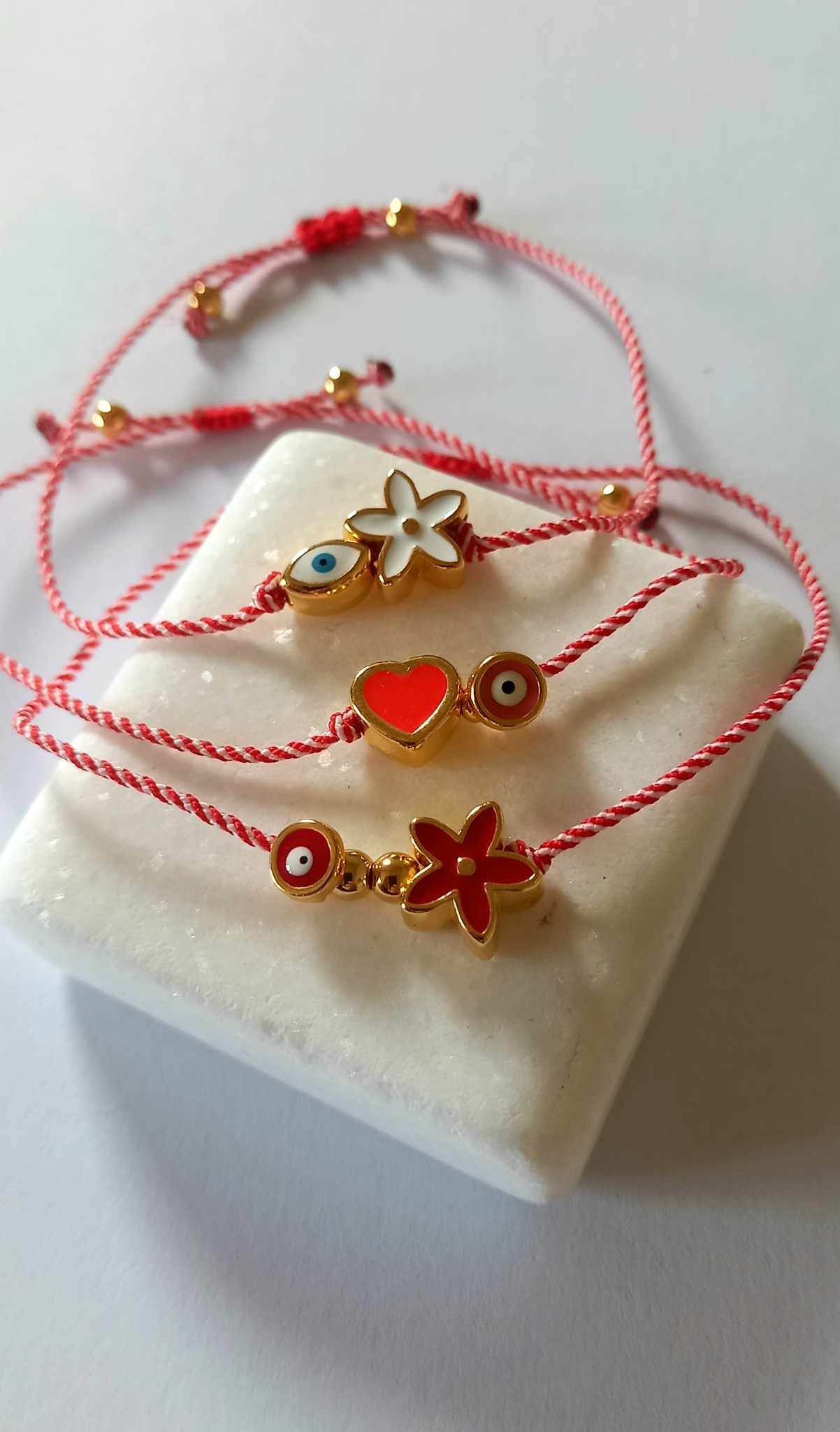 Χειροποίητο βραχιόλι μαρτάκι με επιχρυσωμένο λουλούδι και μάτι