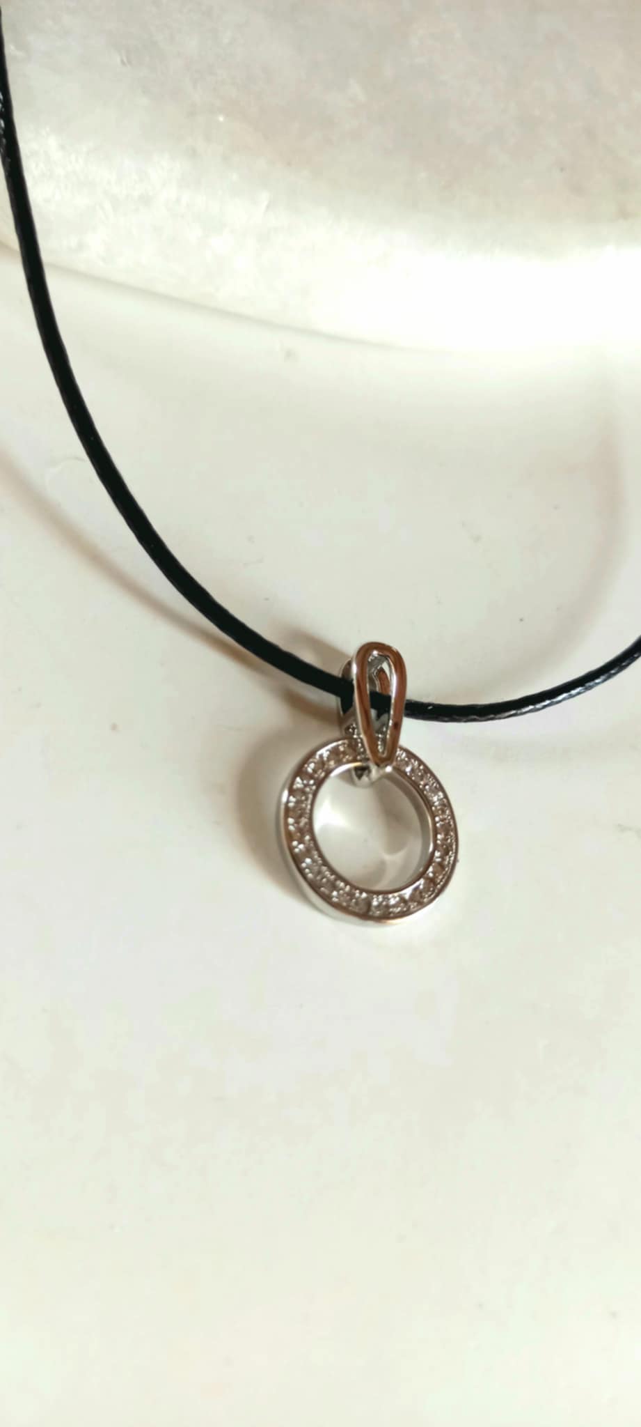 Κολιέ με κορδόνι και μοτίφ με ζιργκόν