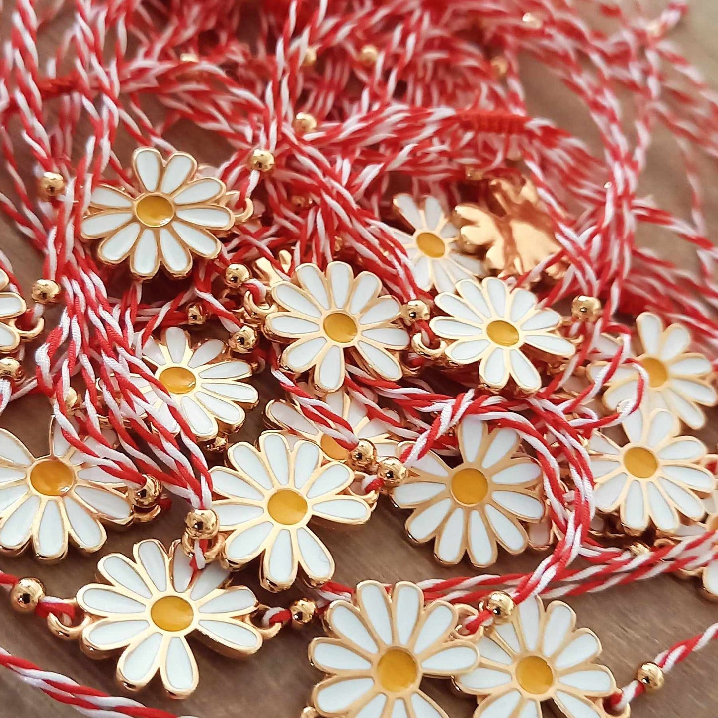 Βραχιόλι μαρτάκι με στοιχείο μαργαρίτα με σμάλτο