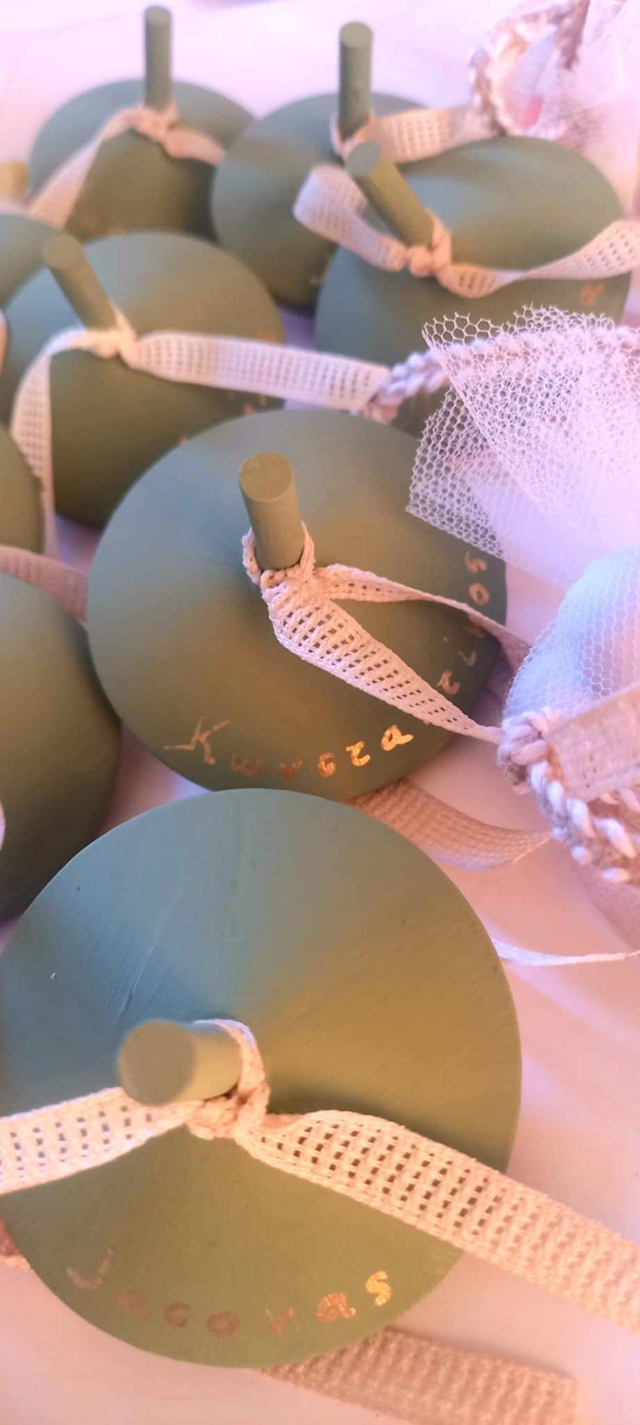 Μπομπονιέρα βάπτισης σβούρα με όνομα