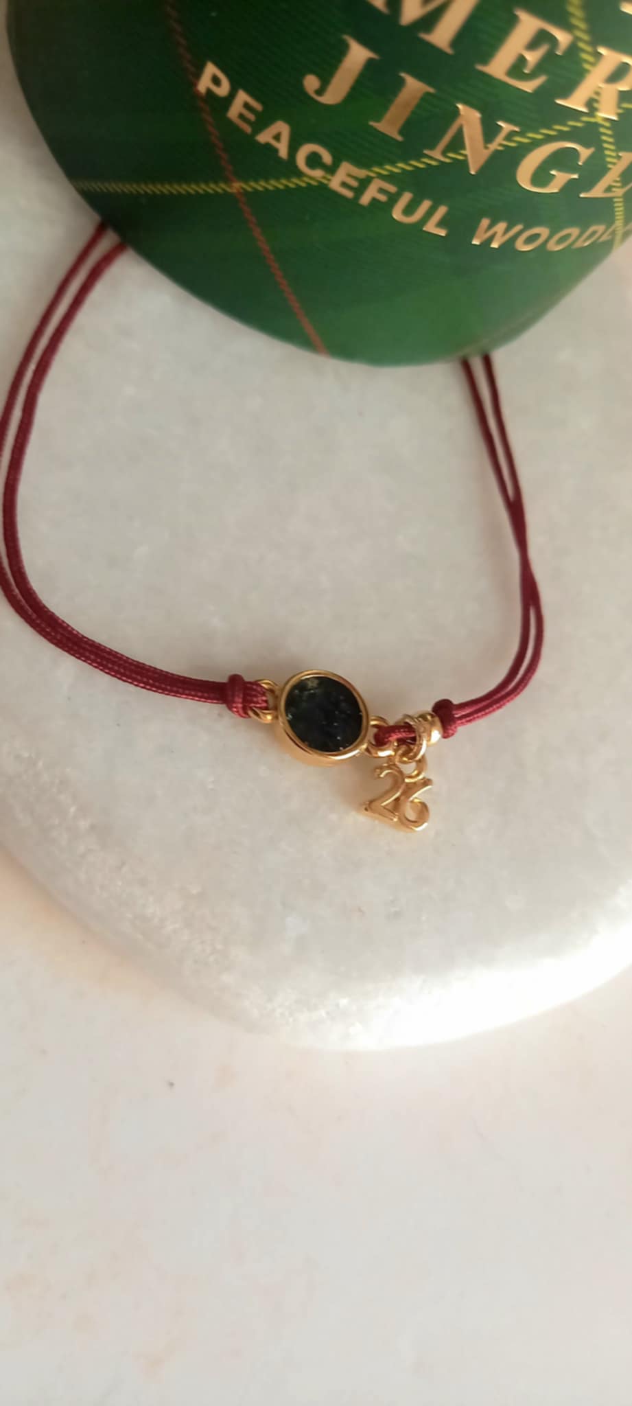 Βραχιόλι - γούρι 2026 με λαμπερό μοτίφ