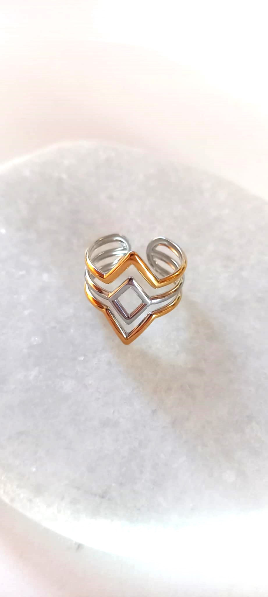 Κομψό δαχτυλίδι από ατσάλι σε διχρωμία