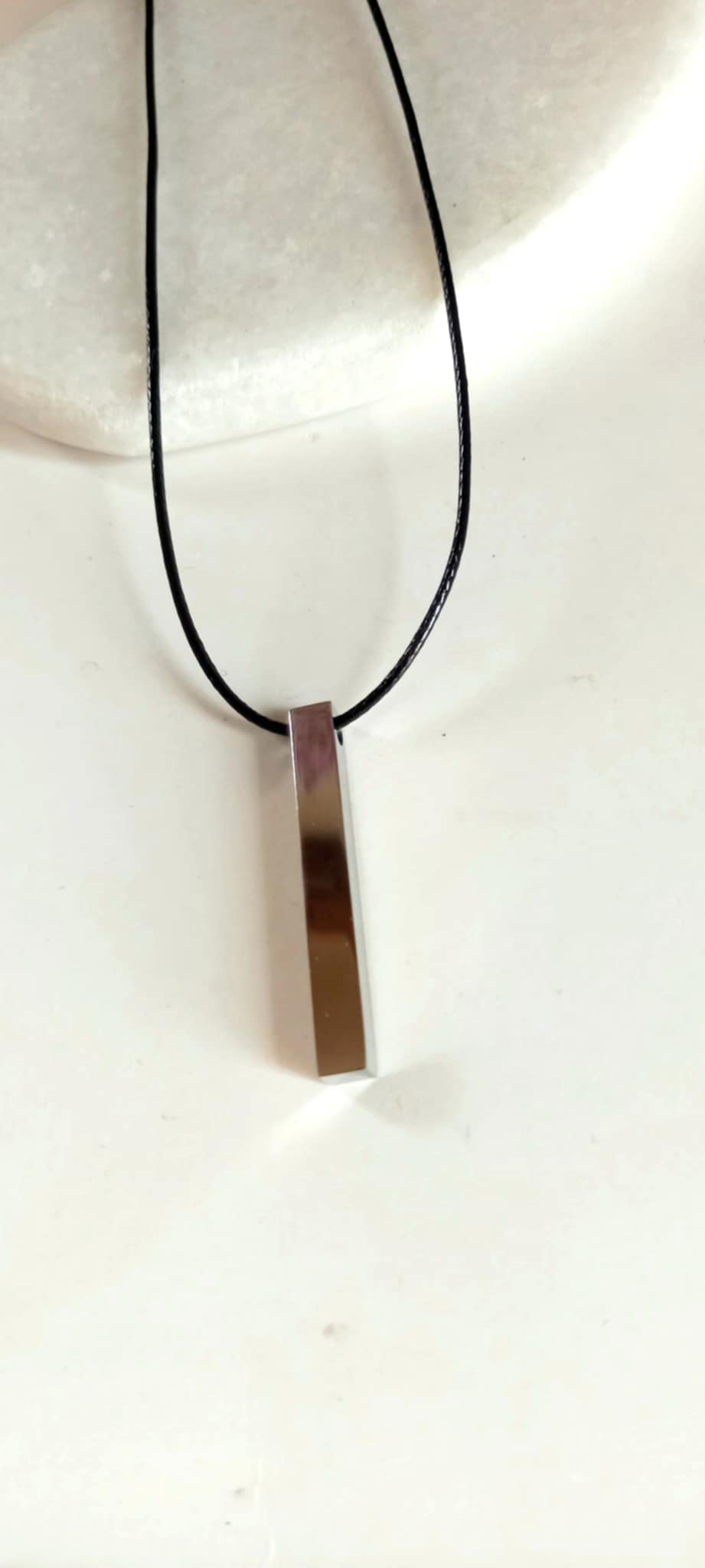 Κολιέ με κορδόνι και ατσάλινο μοτίφ