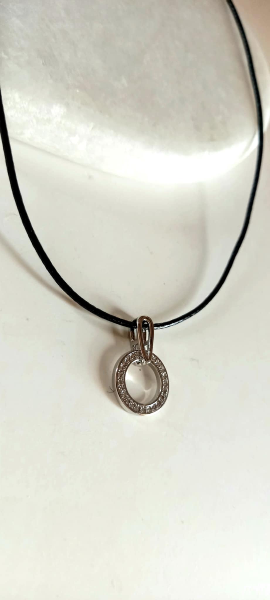 Κολιέ με κορδόνι και μοτίφ με ζιργκόν