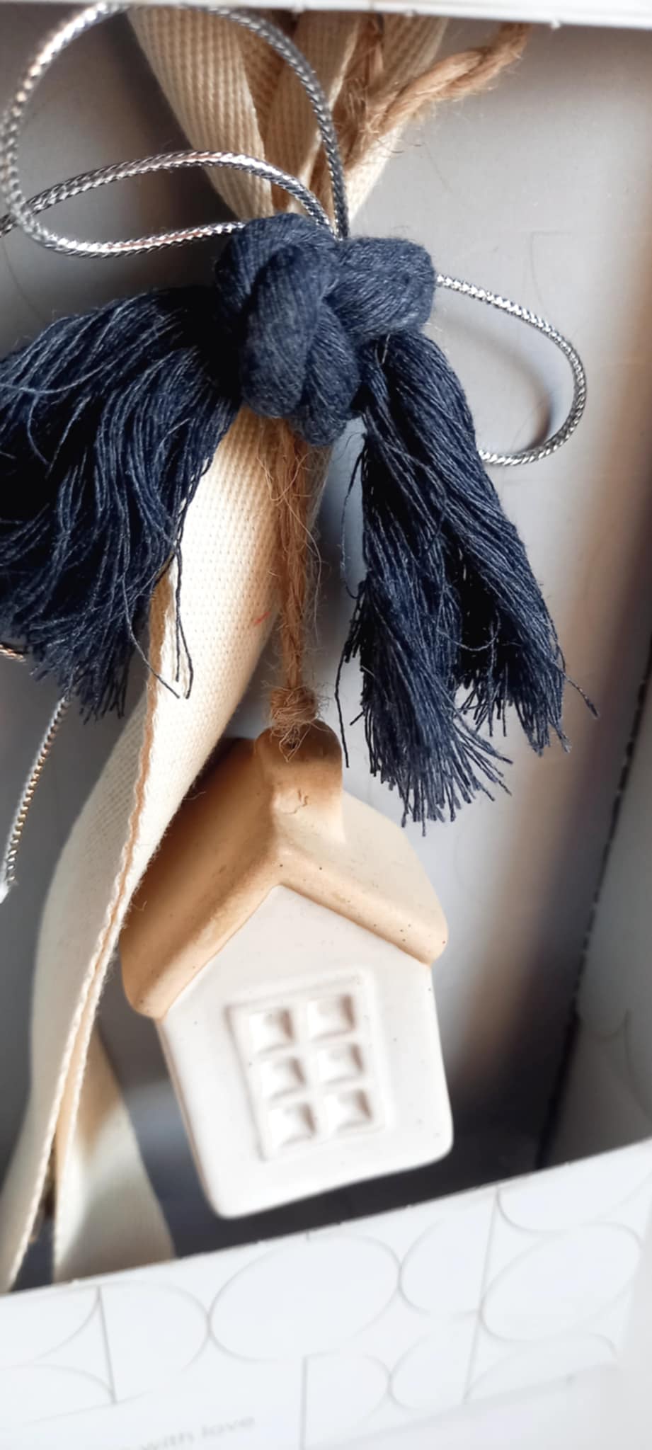 Γούρι 2026 κεραμικό σπιτάκι σε κουτί