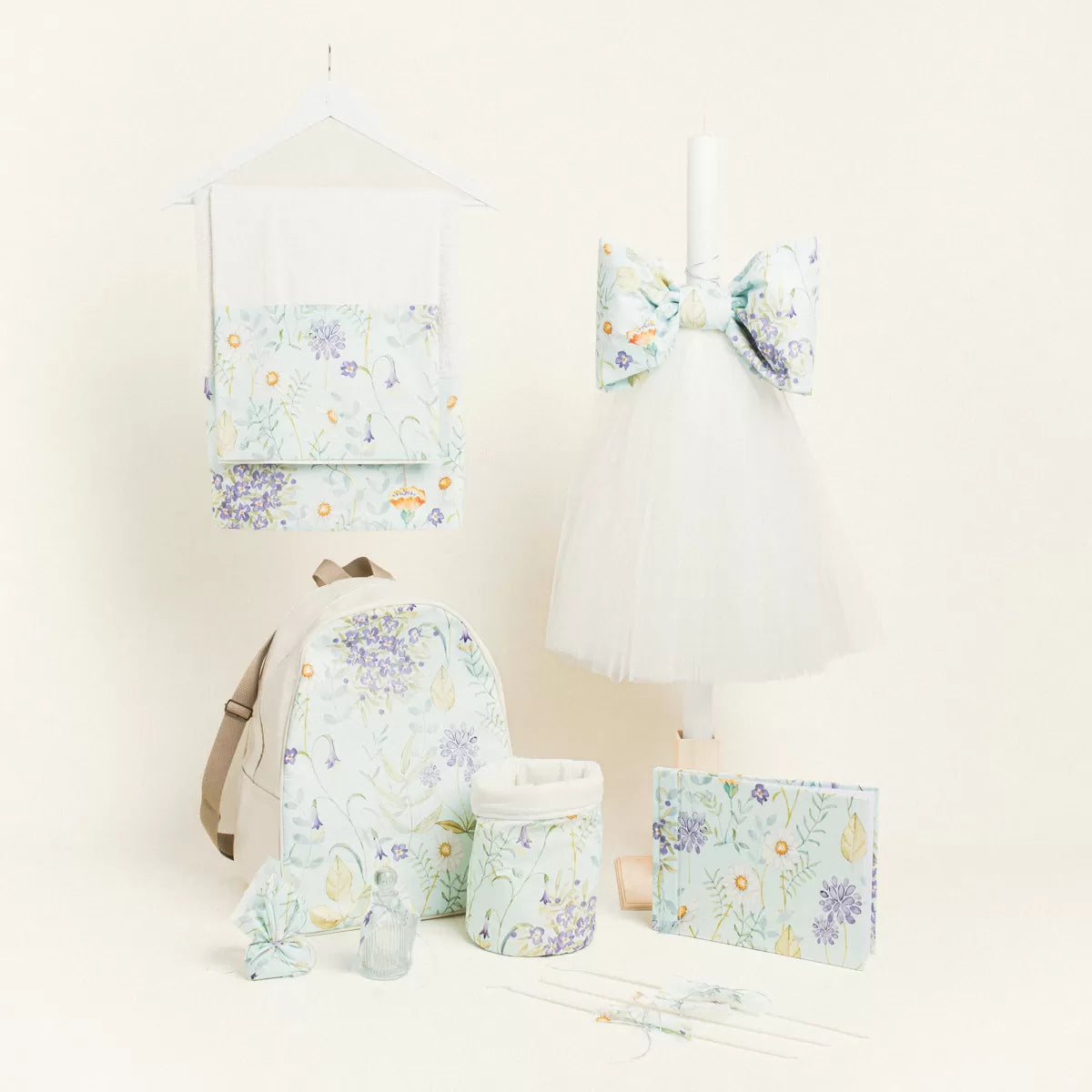 Σετ βάπτισης με λουλούδια σε βεραμάν φόντο