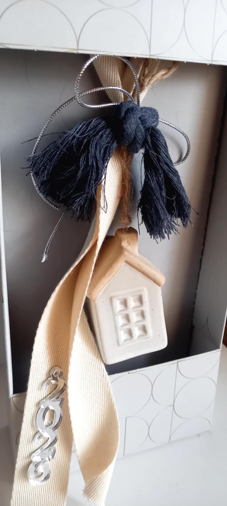 Γούρι 2026 κεραμικό σπιτάκι σε κουτί