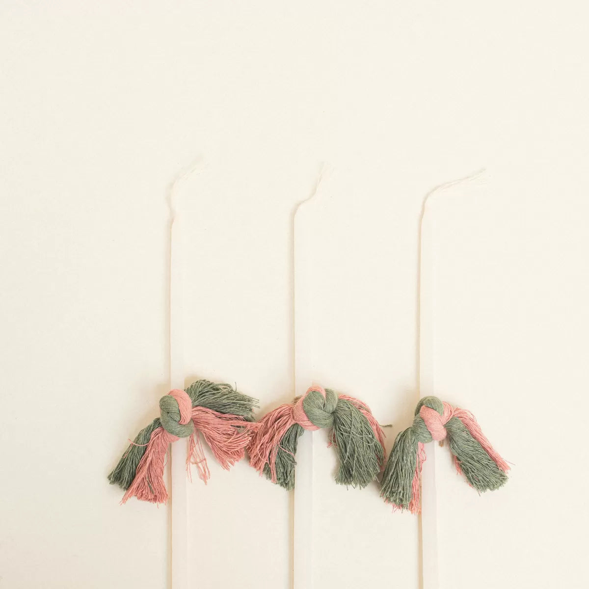 Σετ βάπτισης με λουλούδια σε λευκό και φούξια