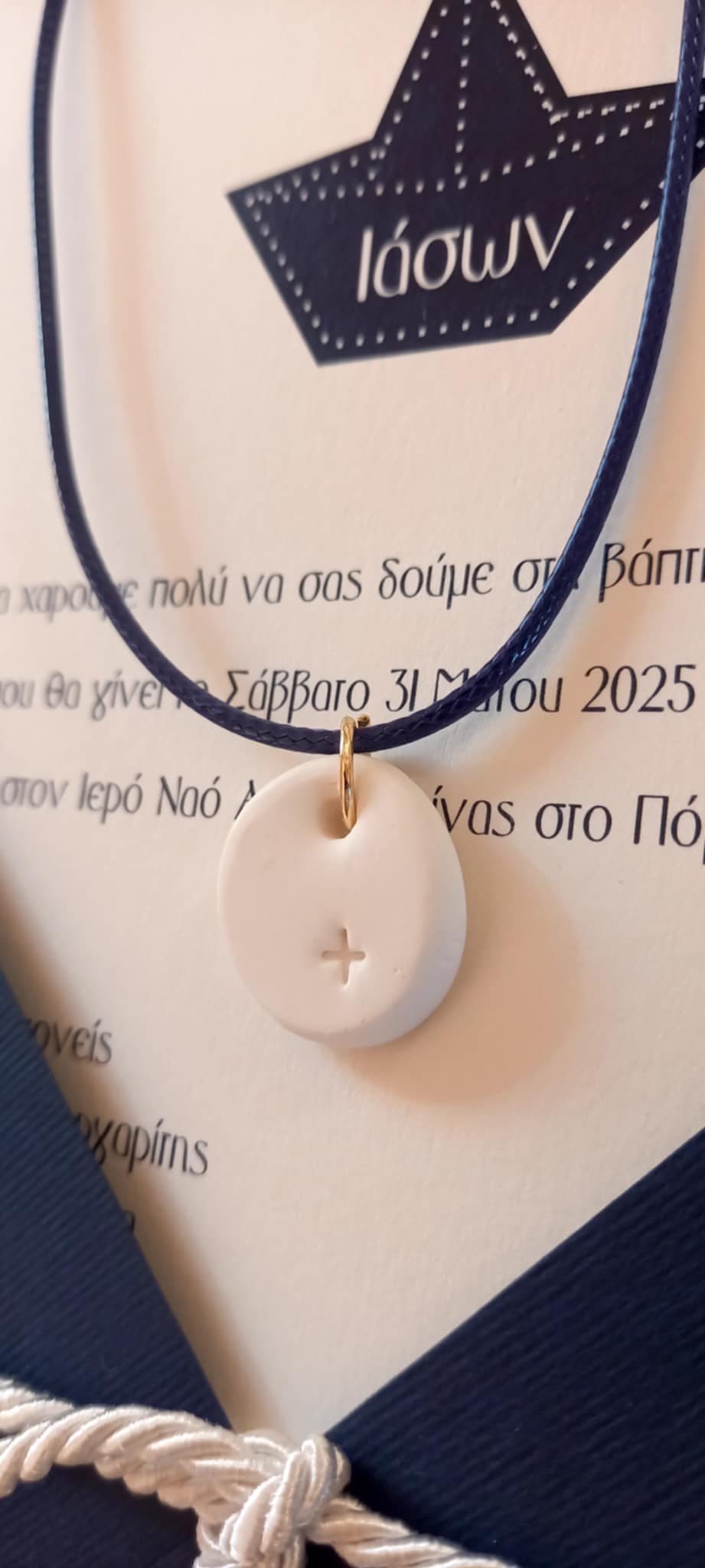 Μαρτυρικό κολιέ με υφή πορσελάνης και κούμπωμα