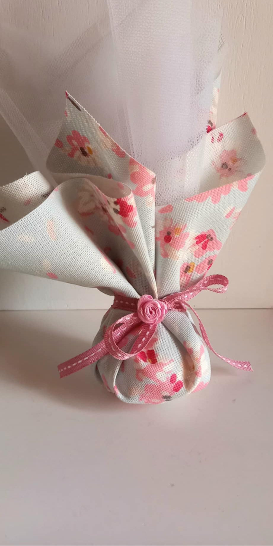 Μπομπονιέρα βάπτισης με φλοράλ μοτίβο